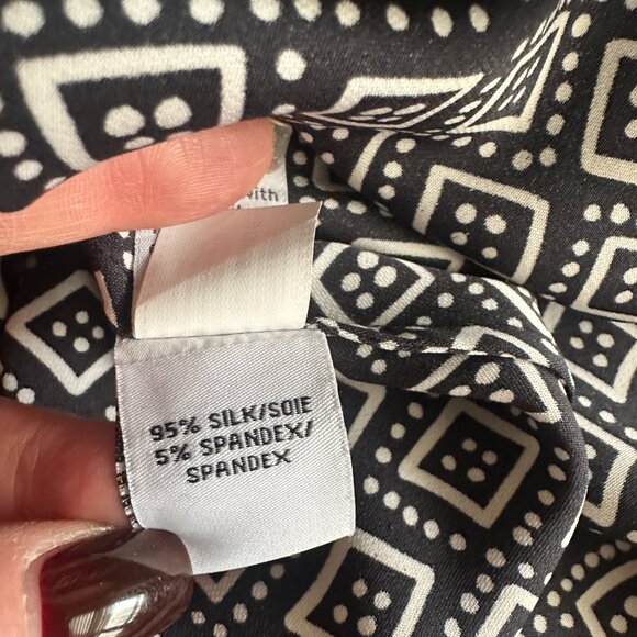 Diane von Furstenburg 95% silk black and off white long sleeve blouse. Size 0. - Picture 4 of 9